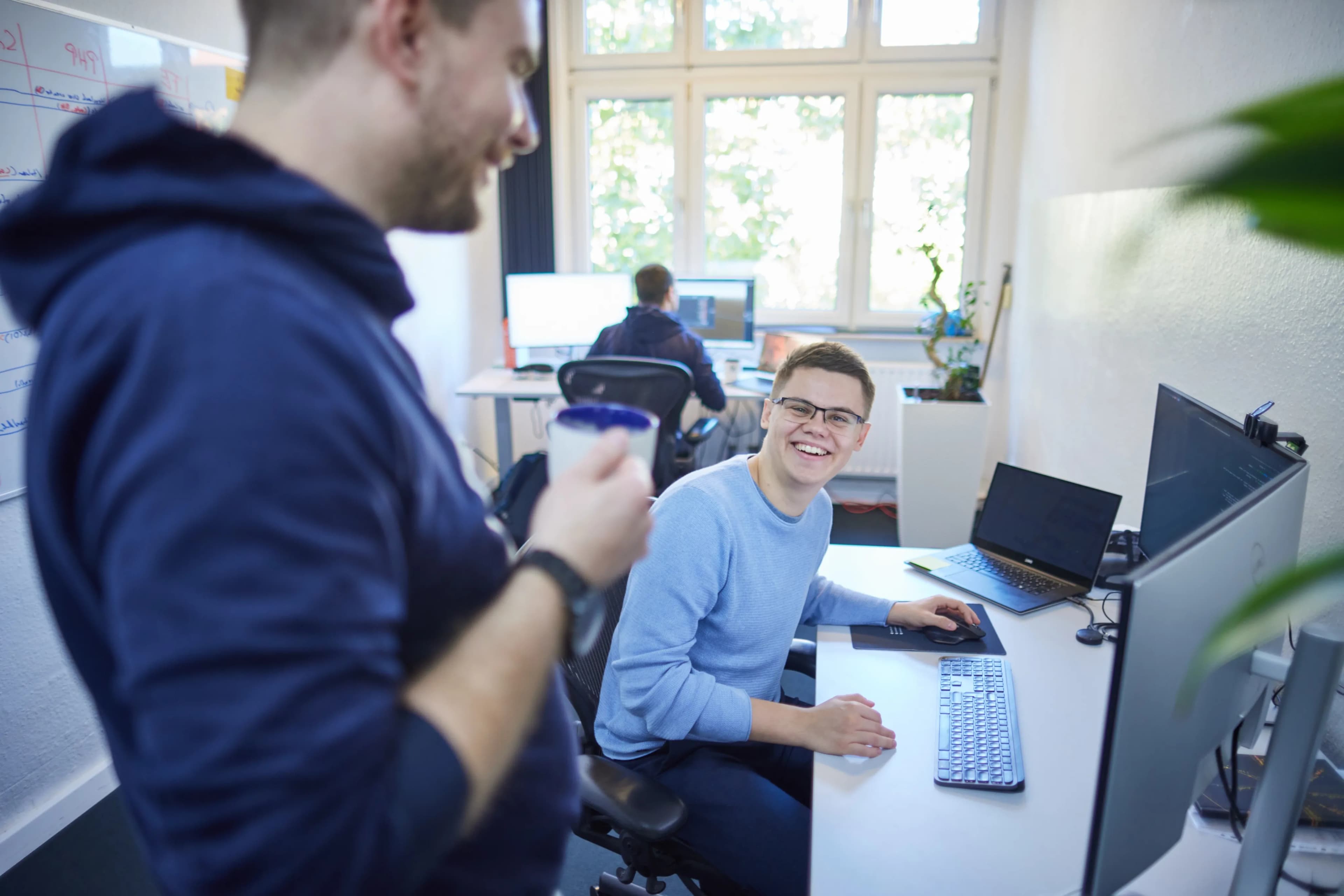 Sebastian bei Atmina im Büro