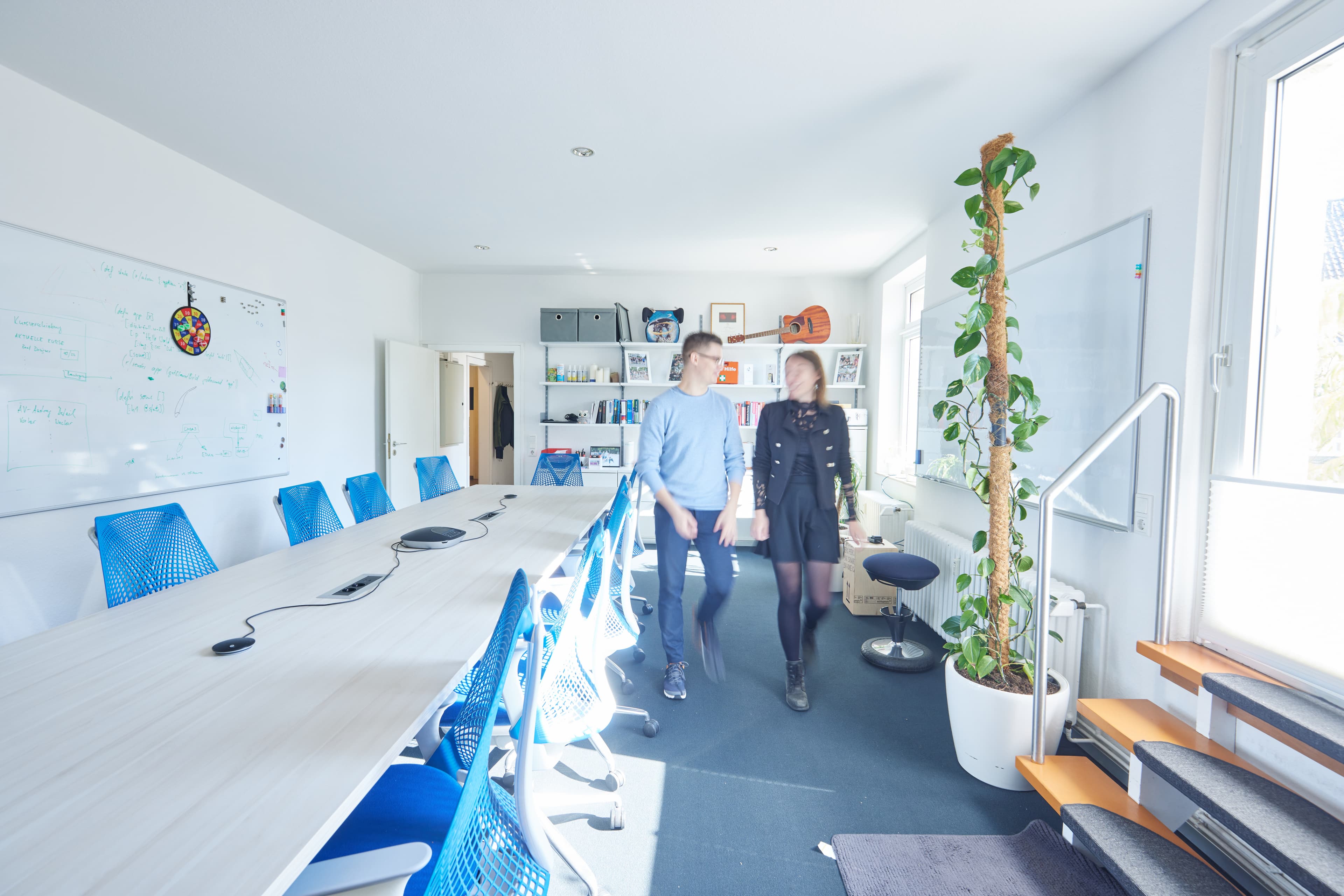 Ann-Christin und Sebastian im Meetingraum