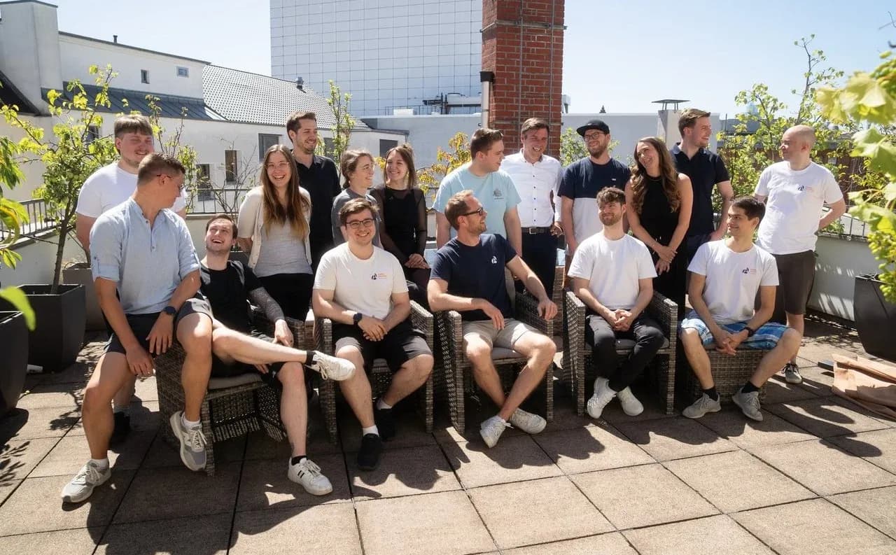 Das ATMINA-Team auf der Dachterrasse des Büros in Hannover