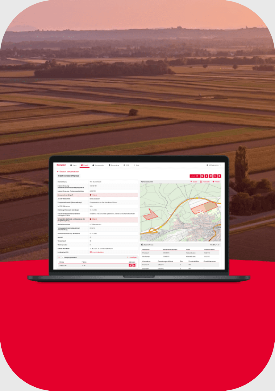 Übersichtskachel des Kompensationsverzeichnisses: Luftbild einer Feldlandschaft mit der Anwendung auf einem Laptop