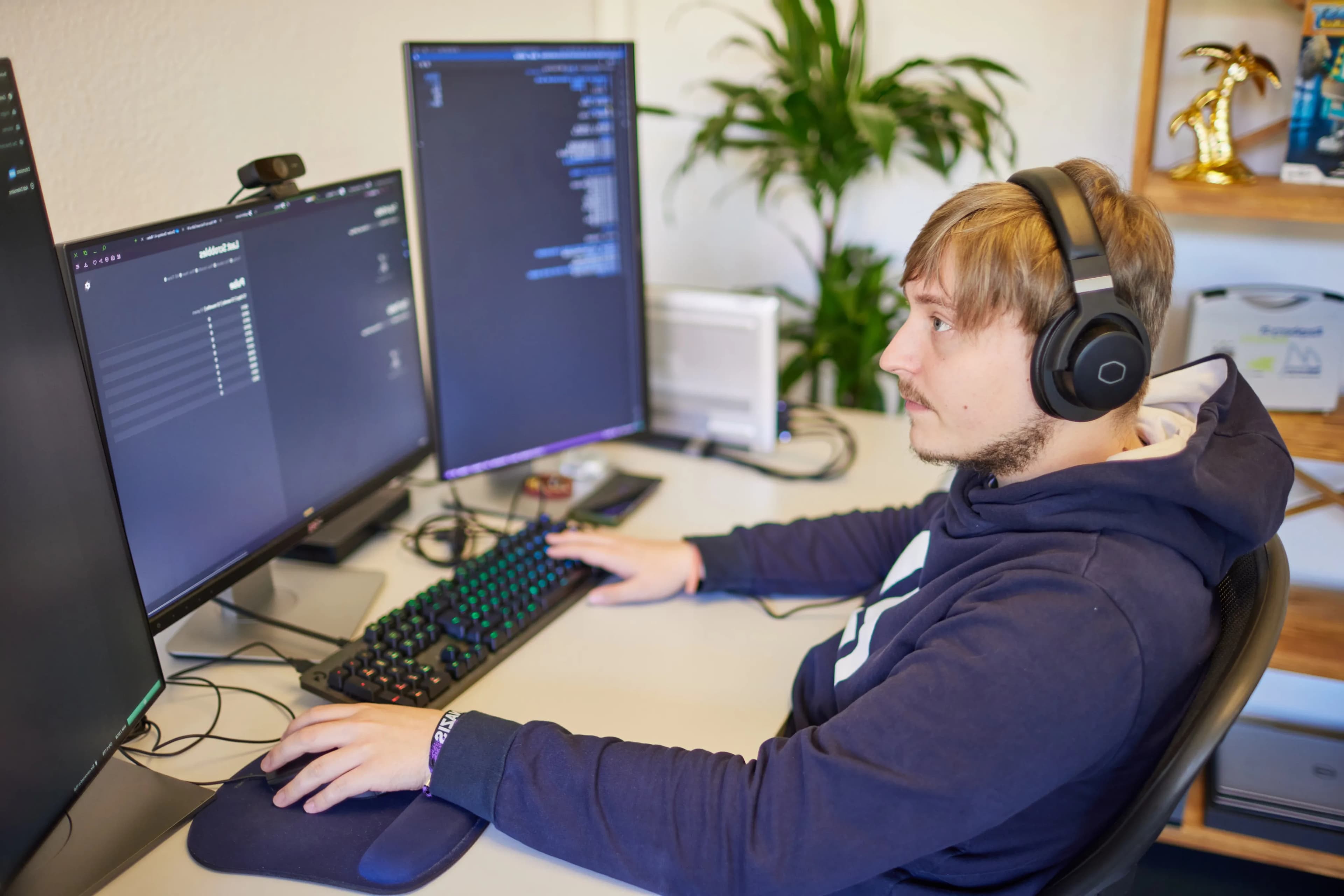 Leon im Büro