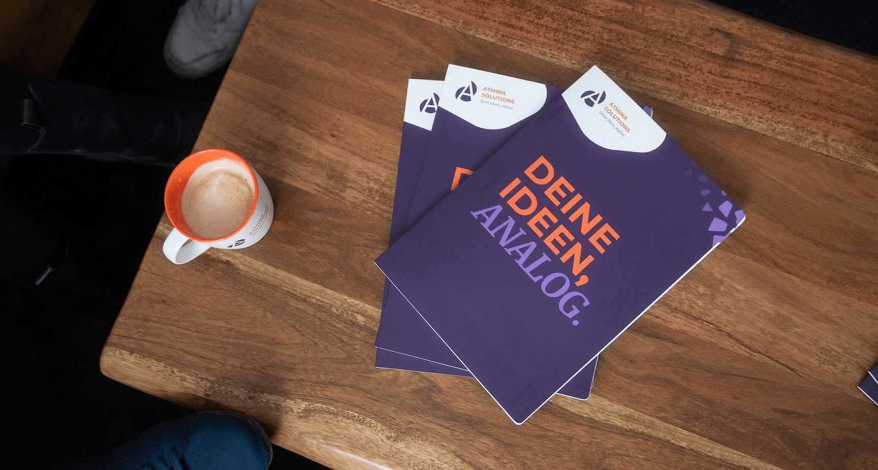 Kaffeetasse und Notizblöcke auf dem Tisch, bereit für einen Workshop