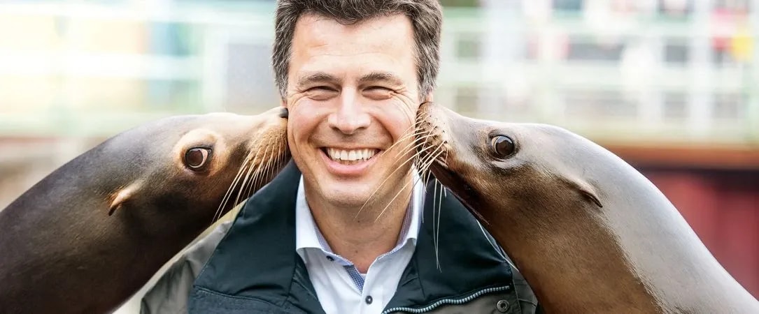 Andreas Casdorff, Zoodirektor des Erlebnis-Zoo Hannover, zwischen zwei Seelöwen