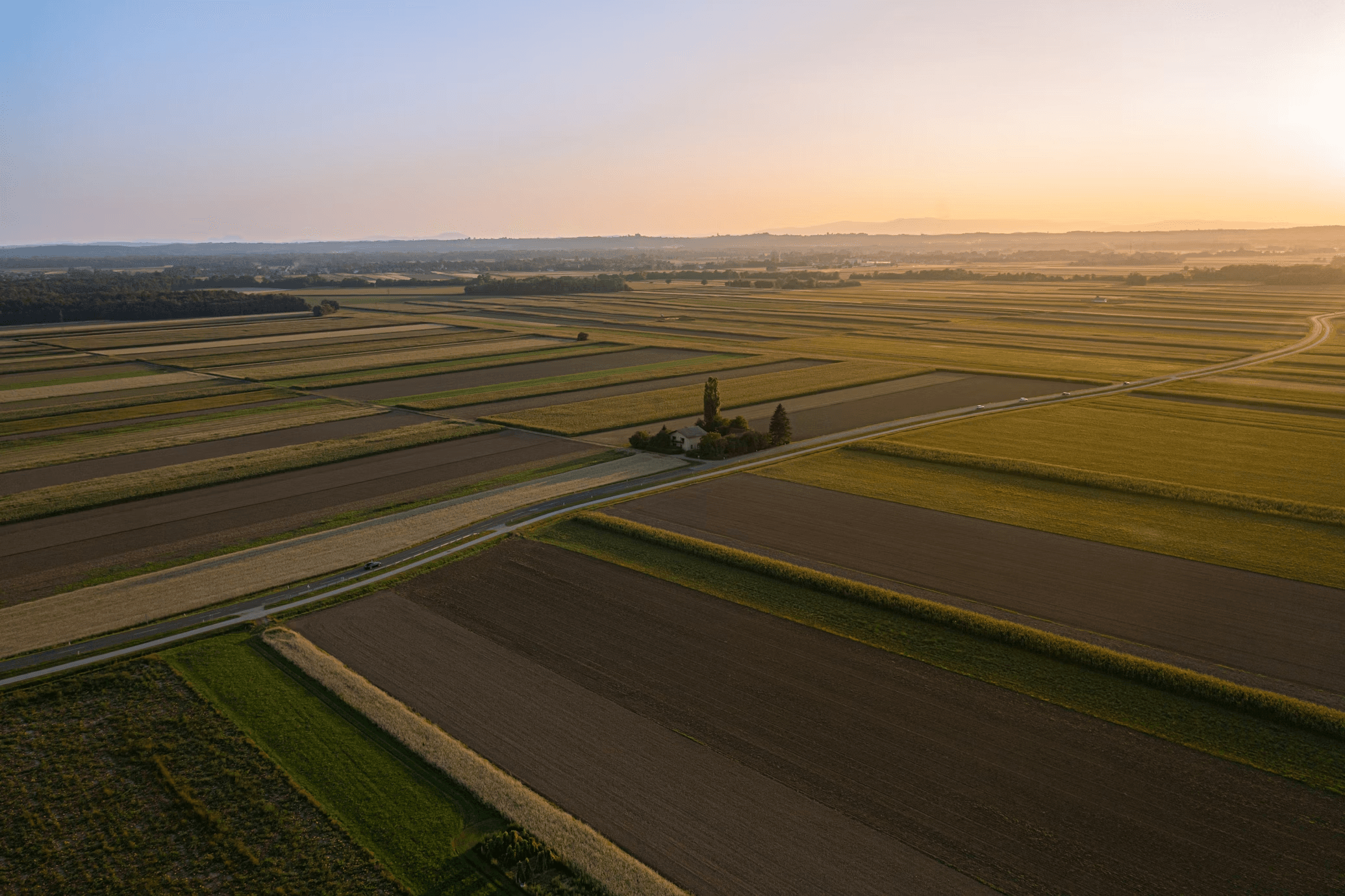 Luftbild einer niedersächsischen Feldlandschaft im Abendlicht